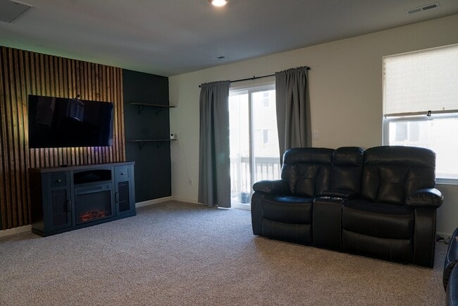 Building Photo - 6561 Sassafras Wy