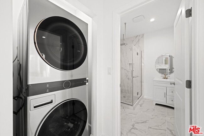 Building Photo - 1642 S Crest Dr