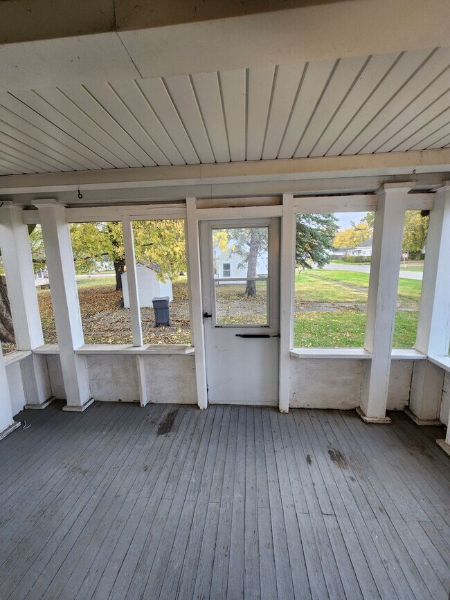 Building Photo - 612 S 8th St