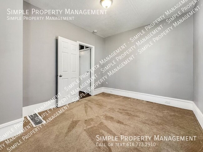 Building Photo - 156 Carrier St NE