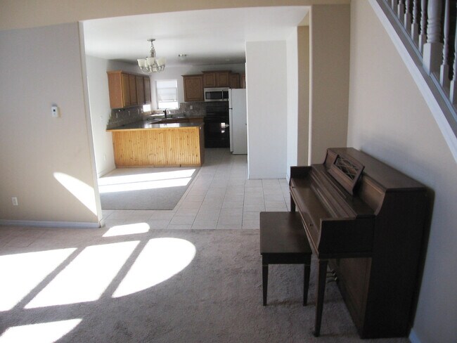 Building Photo - 627 Kings Glen Loop