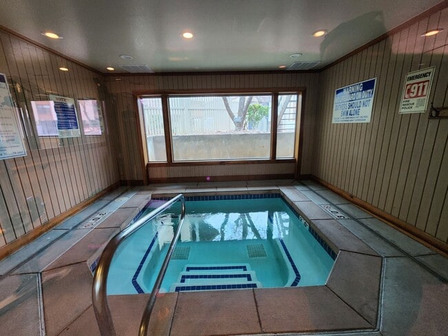 Building Photo - This one made the nice list! 2 bd. STUNNER! Hot Tub! Pet ok!