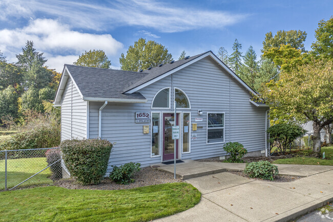 Building Photo - Crystal Lake Apartments