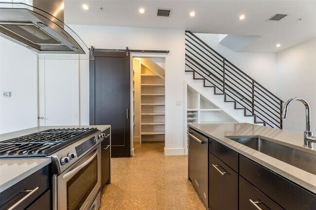 Building Photo - 2808 W 44th St