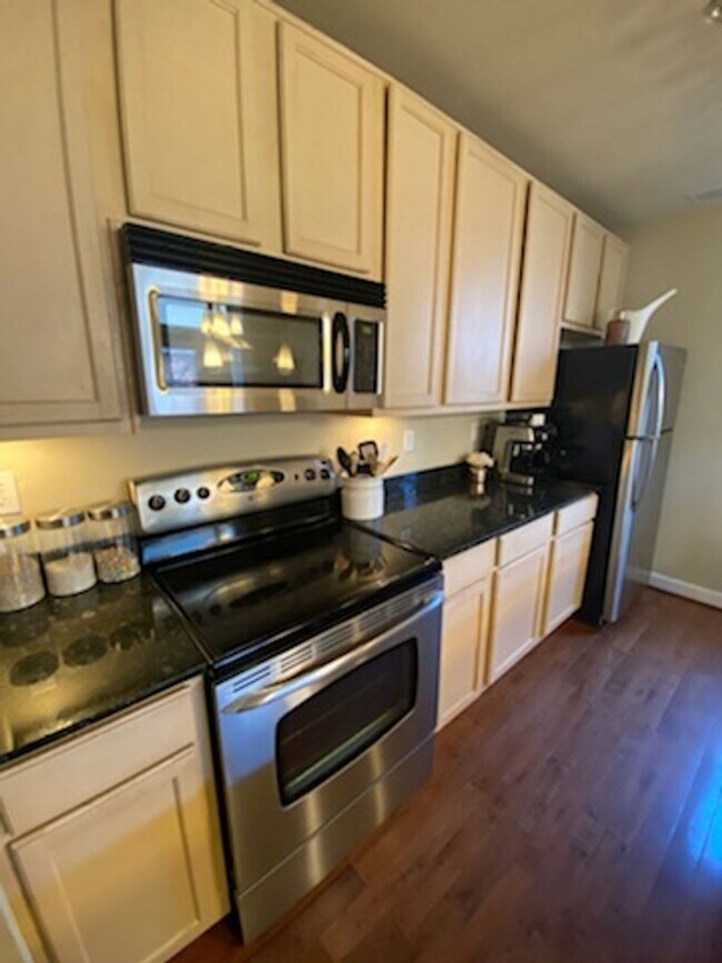 Building Photo - 627 Clara Ave