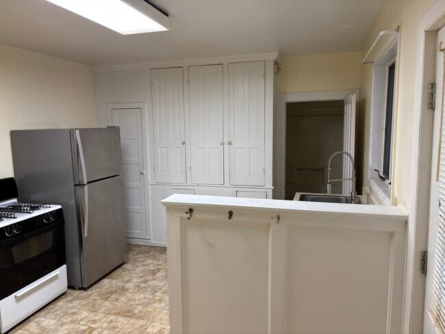 Building Photo - 222 W 4th St