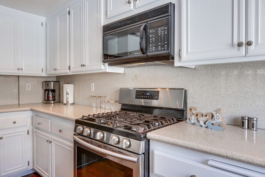 Building Photo - 7832 Seaglen Dr