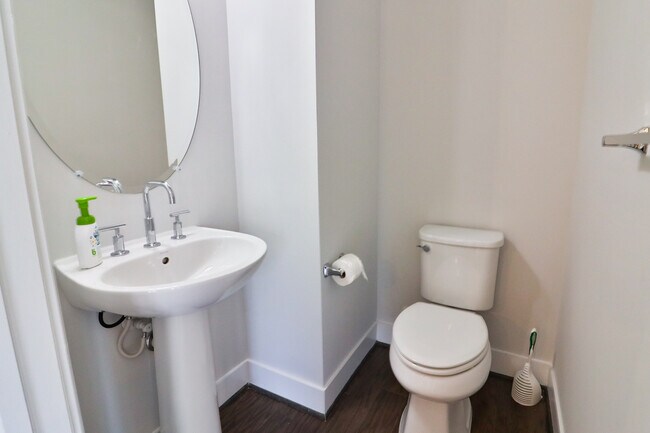 Building Photo - 1424 Piccard Dr