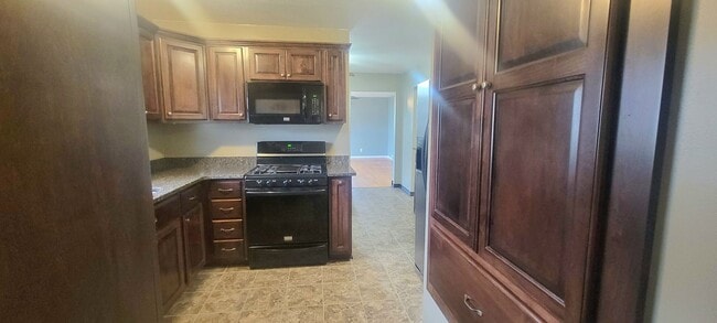 Building Photo - Small town Macon!