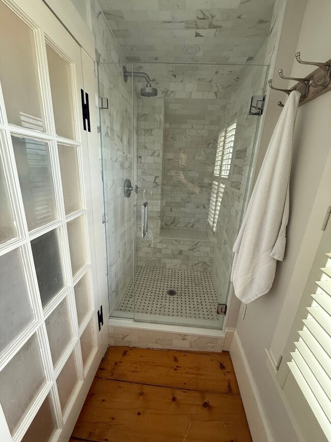 Building Photo - 2 bedroom ,1 bathroom unit at an historic ...