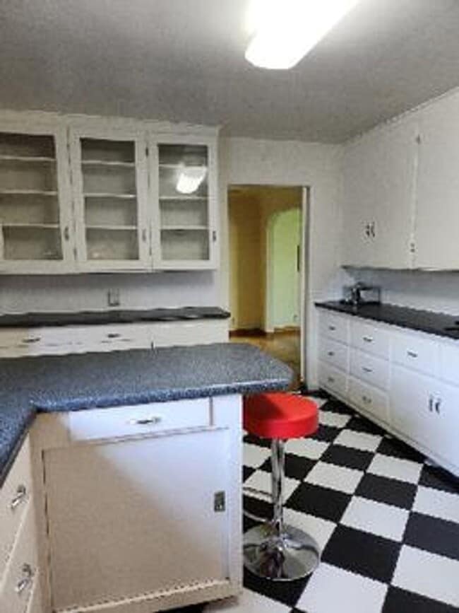 Building Photo - Spacious 3 Bedroom, 2 Bath Home on Private...
