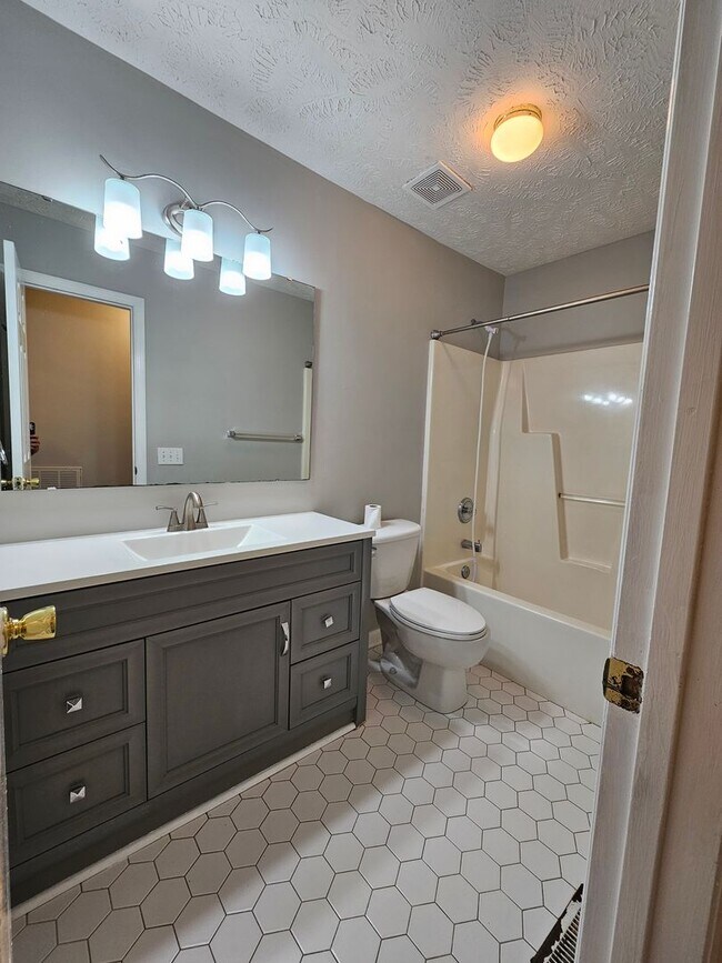Building Photo - NEW LISTING!!!!!