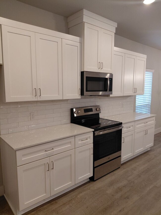 Building Photo - 3/2/2 - GODLEY - COMMUTER Friendly
