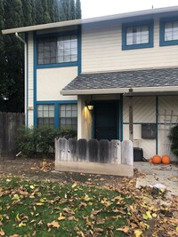Building Photo - Spacious townhouse close to downtown