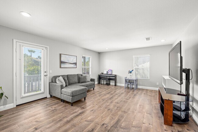 Building Photo - Gorgeous Eastlake Townhome!