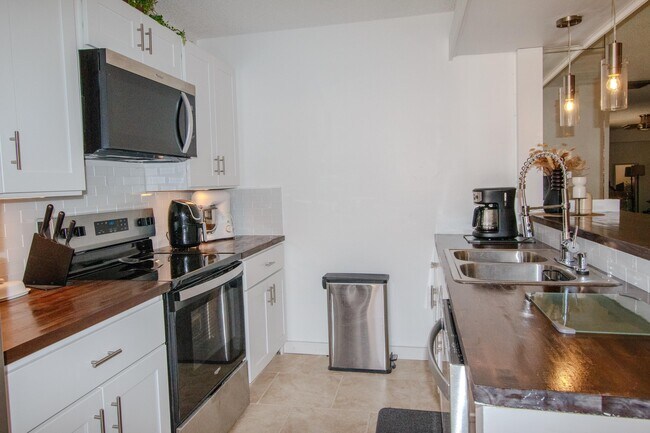 Building Photo - 606 6th Way