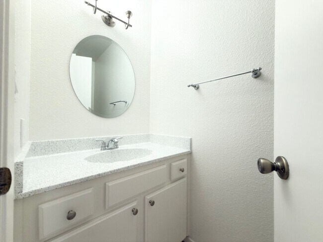Building Photo - Spacious Townhome in Quail Ridge