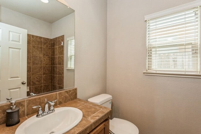 Building Photo - Gorgeous Roseville Home in Gated Community!