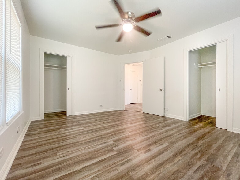 Building Photo - 701 N Barbara St