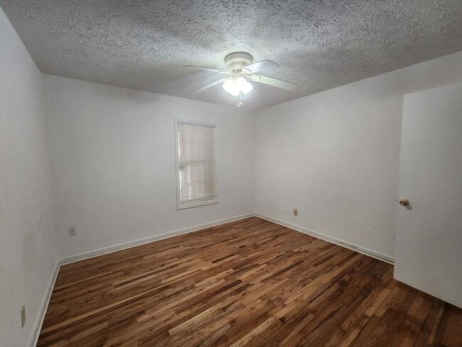 Building Photo - 3 Bed 2 Bath - North Columbus