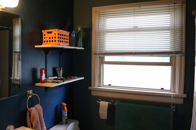 Building Photo - 414 S 12th Ave