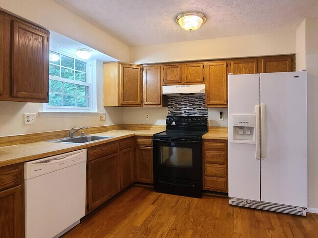 Building Photo - 3 BR, 2 BA Home with Garage and Fenced Yard
