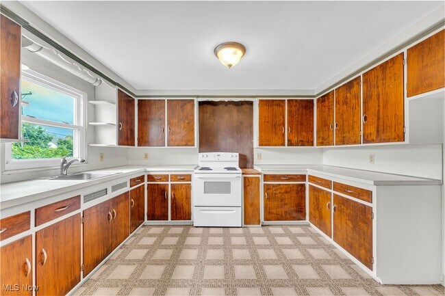 Building Photo - 3819 W 137th St