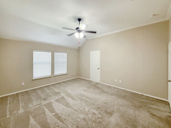 Building Photo - Beautiful, spacious 3B/2B home near the lake
