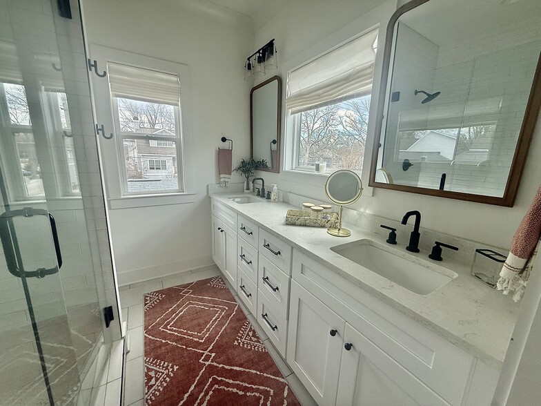 primary bath, double sinks, large walk in shower - 55 Weatherby St SE