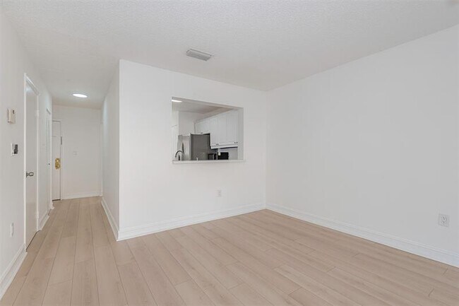 Building Photo - 9481 Palm Cir