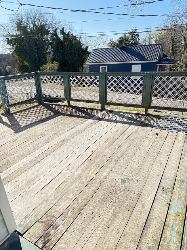 Front Deck - 400 Farrar St