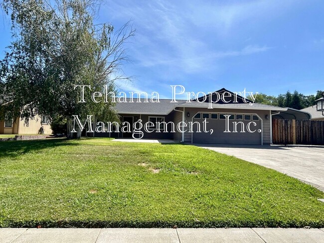 Building Photo - Executive 3 Bederoom 2 Bathroom home with in-ground pool and landscaping service included.