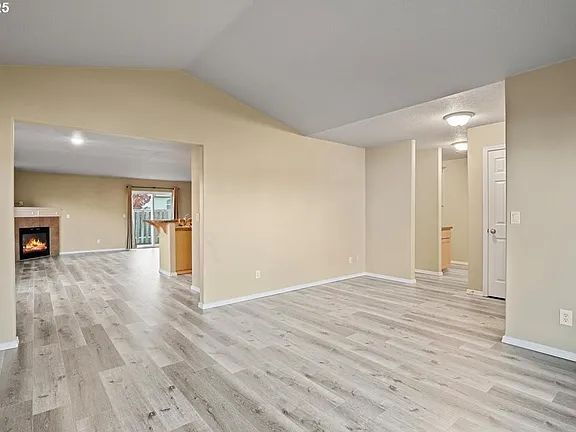 Building Photo - "Charming 3-Bed Oasis in Monmouth with Cozy Fireplace & Stylish Furnishings!"