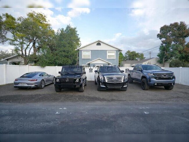 Building Photo - Hyde Park/Soho 2/1 Condo