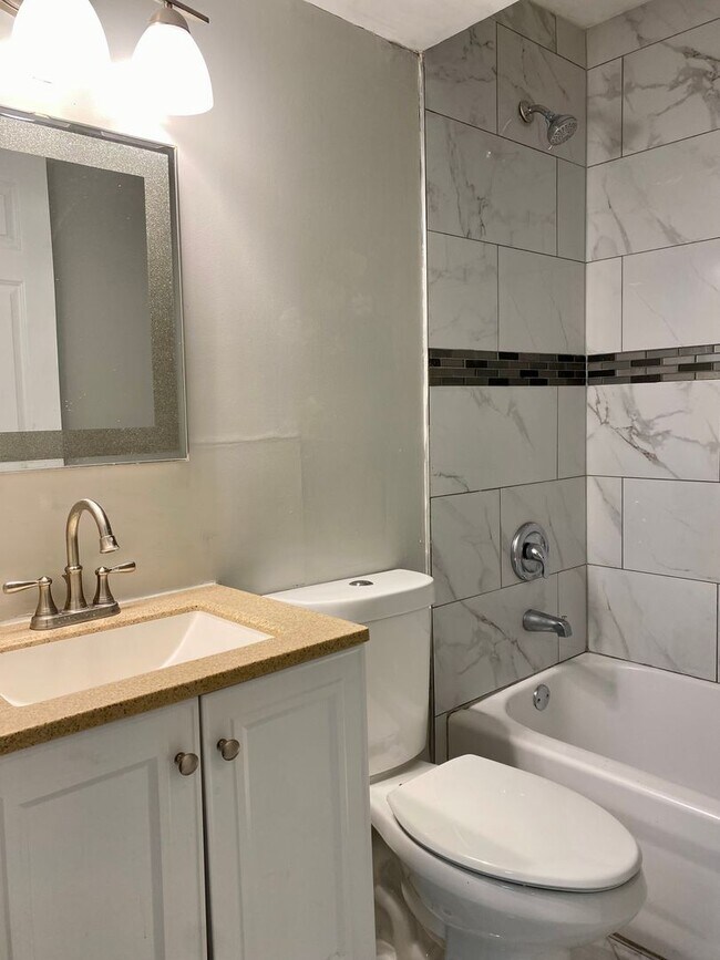 Building Photo - 2309 S Sacramento Ave