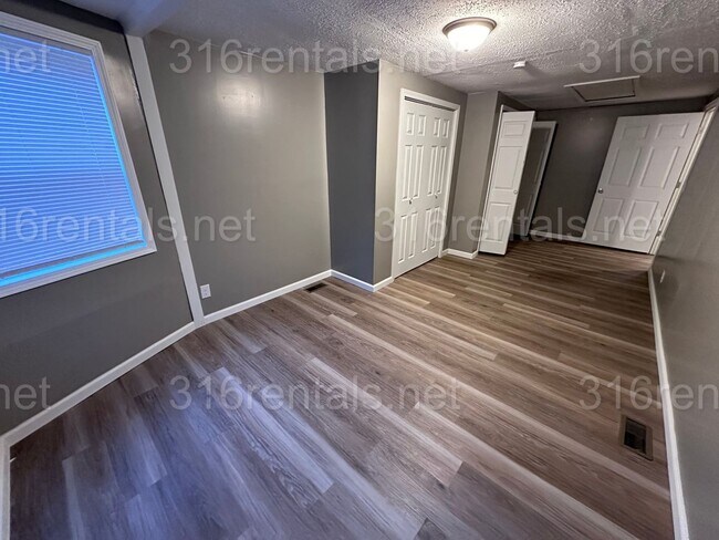 Building Photo - $1345 - 4 bed 1 bath home - Single Family ...