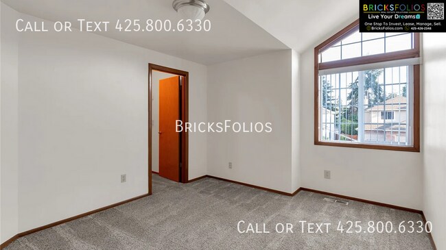 Building Photo - 4522 NE 21st Pl