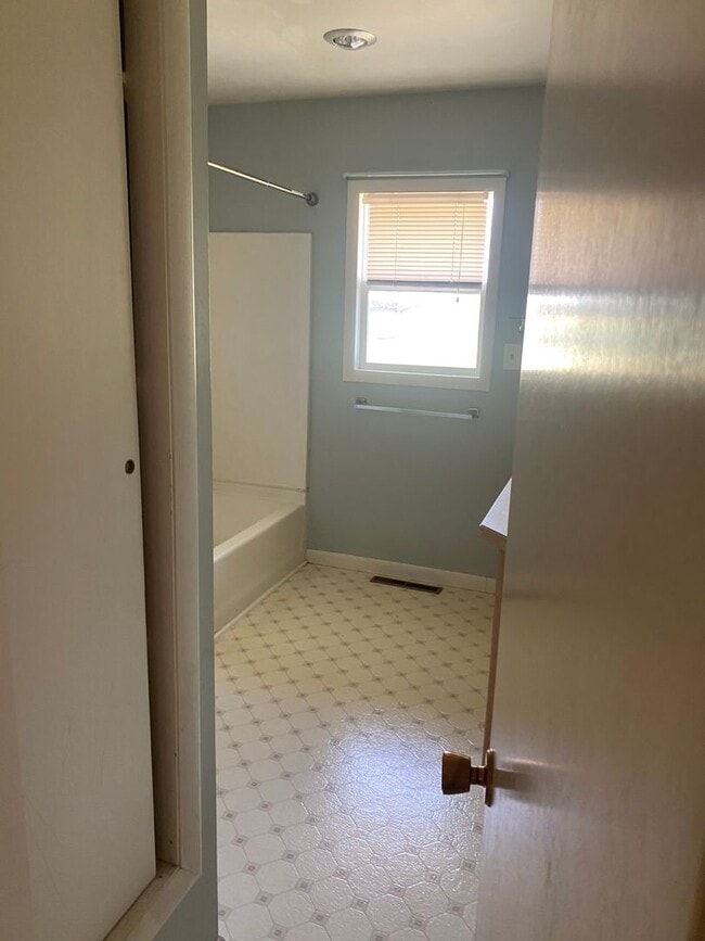 Building Photo - 4 bedroom, 2 bathroom Home off Spring Hill...