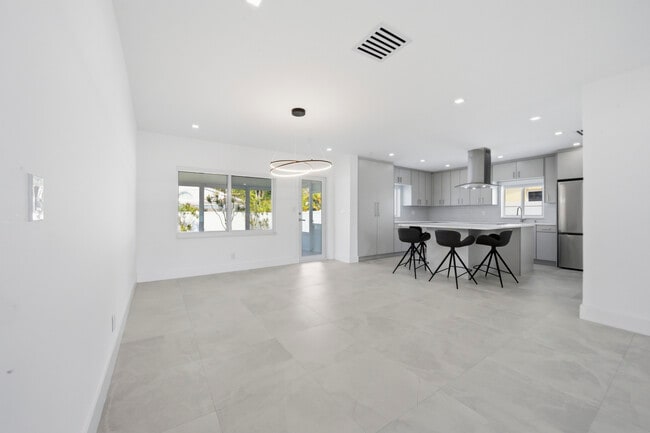 Building Photo - 2001 NE 17th Way