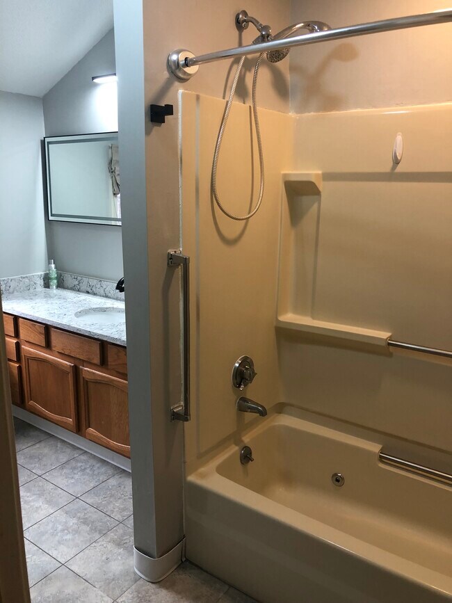 2nd floor full bath - 120 Courtyard Ln