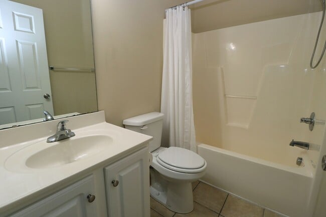 Building Photo - Fabulous 3 Bedroom home in highly desired community with a lake, pool, and clubhouse! Available M...