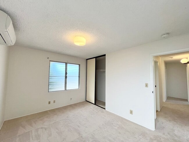 Building Photo - Spacious 5br/2.5ba House w/enclosed yard &...