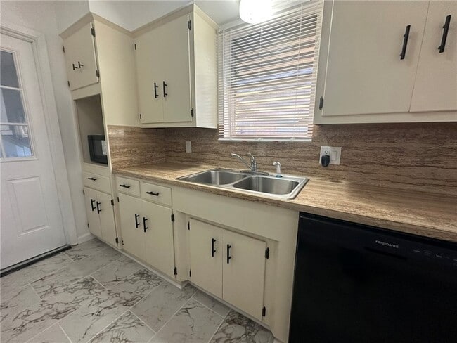 Building Photo - 136 Daniel Moore Ave