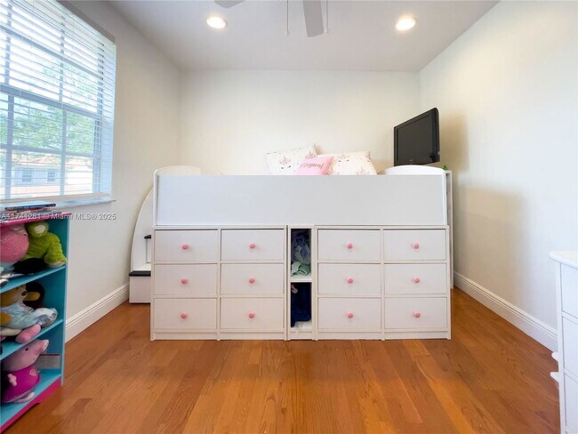 Building Photo - 931 Opal Terrace