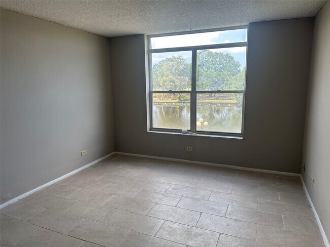 Building Photo - 3740 Inverrary Dr