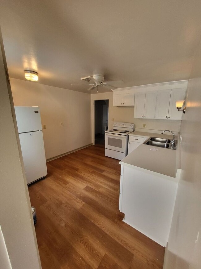 Building Photo - 1550 E Bayview Blvd