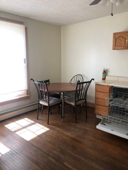 Eat in kitchen - 222 W Main St