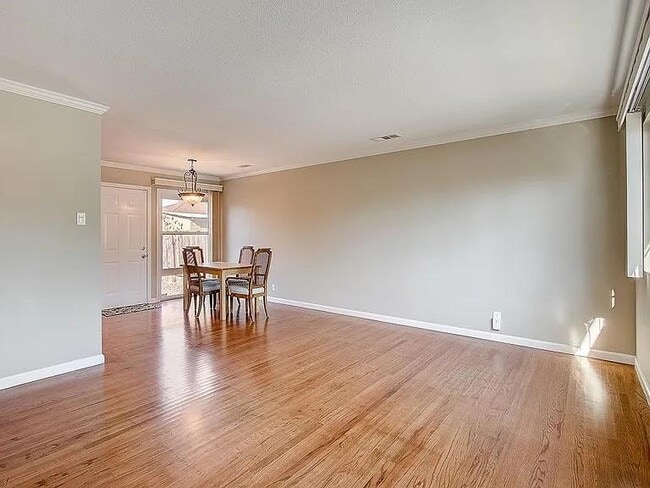 Building Photo - 463 Larkspur Dr