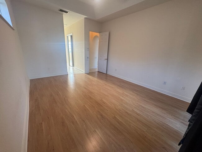 Building Photo - 401 SW 33rd Ave