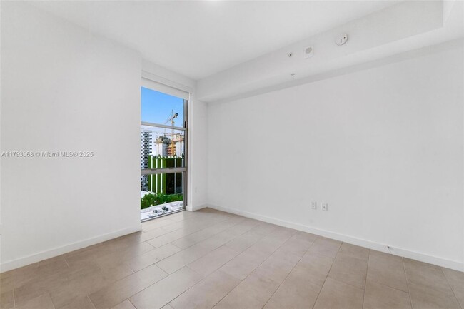 Building Photo - 2150 N Bayshore Dr